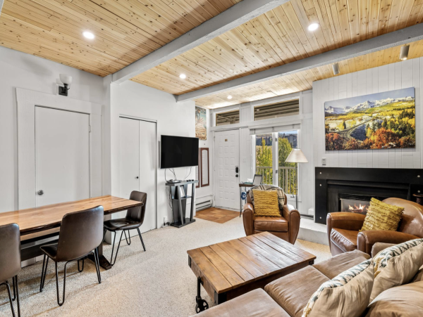 300 yards to the Slopes Sleeps 6 3 miles to Downtown